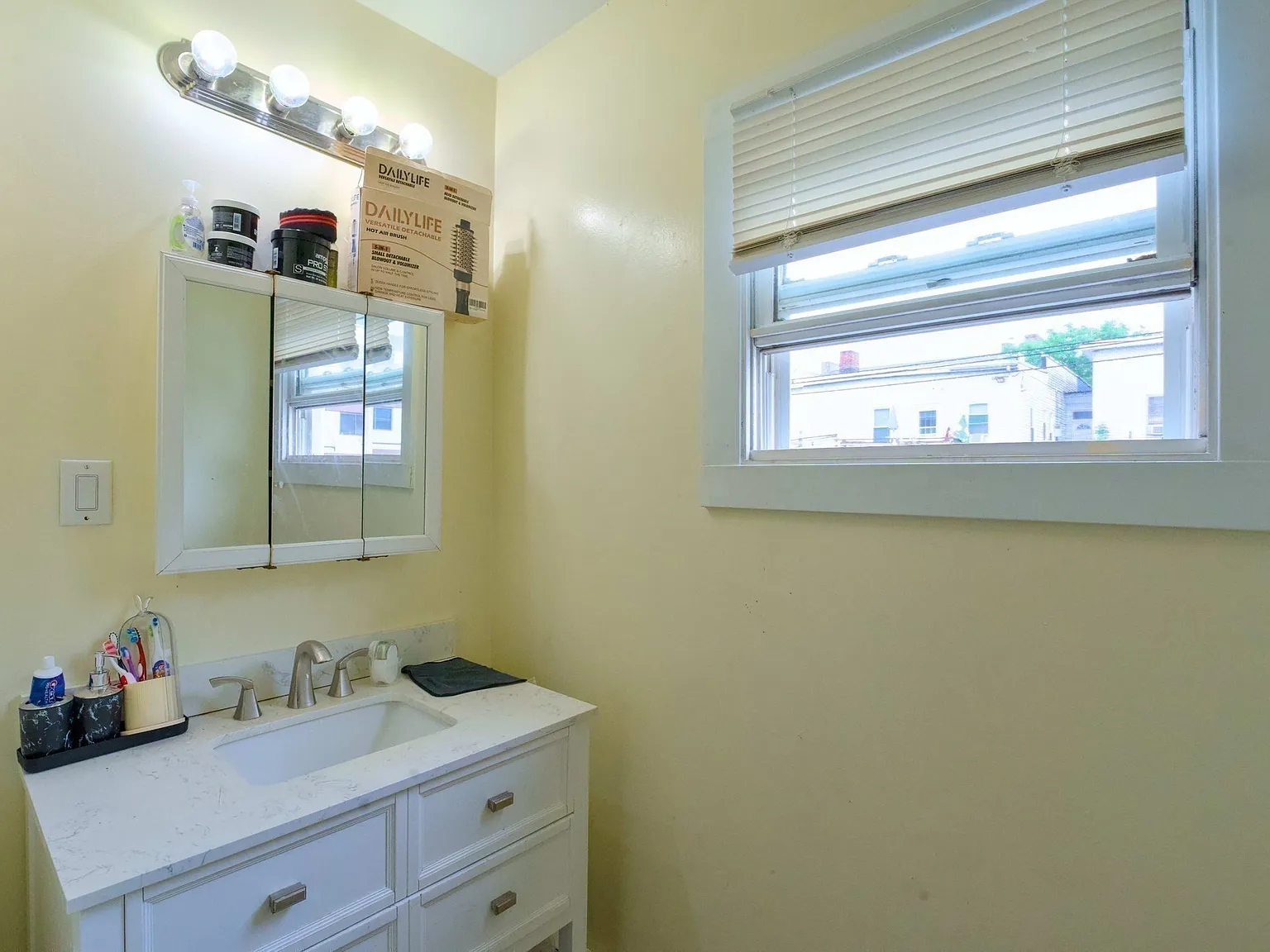 3 bed, 1200 sqft, $2,800 — Photo 2