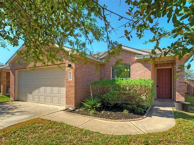 913 Dexter Dr — Photo 2