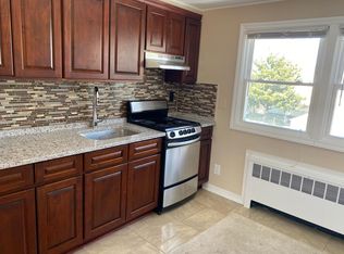 118 Manhattan Ave FLOOR 2, Westbury, NY 11590