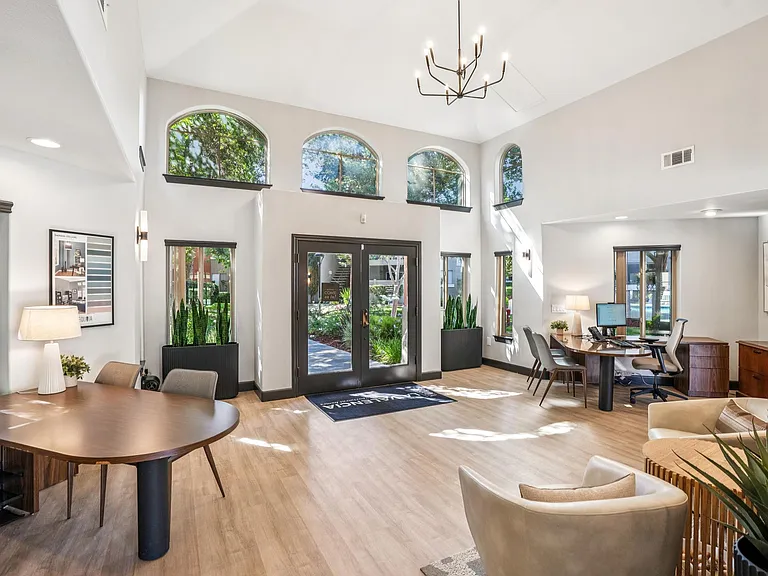 La Valencia Apartment Homes — Photo 16