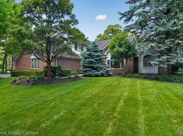 9326 Park Ln, Commerce Township, MI 48382