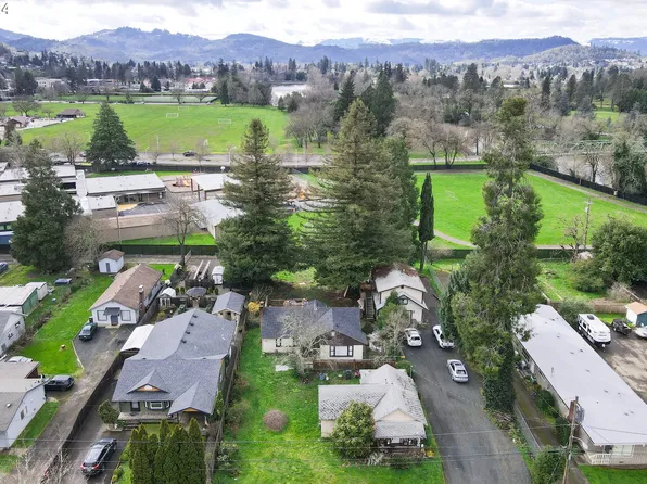 462 W Ballf St, Roseburg, OR 97471