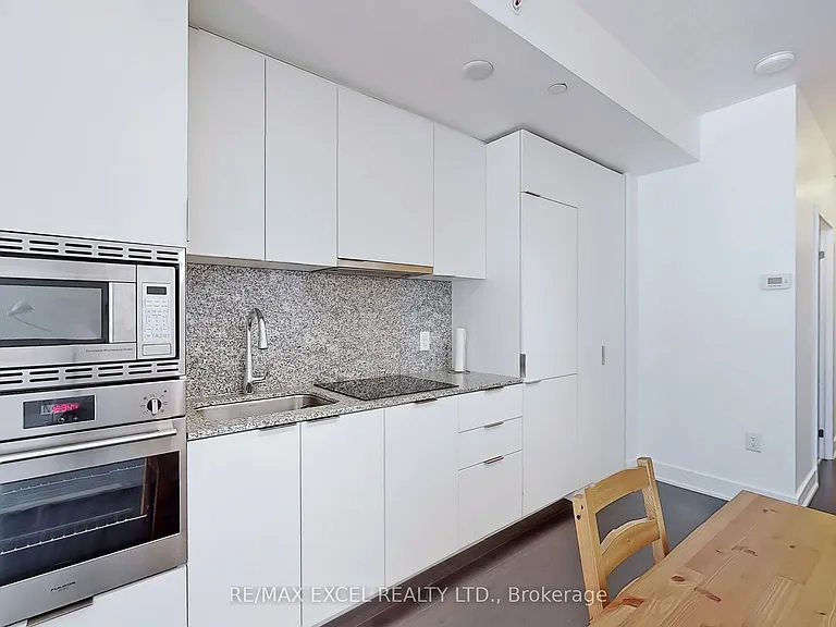 955 Bay St #404 — Photo 8