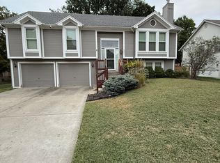6901 N Lydia Ave, Gladstone, MO 64118