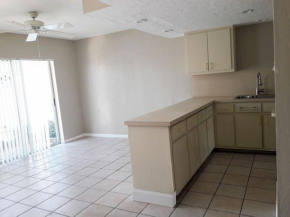 Breakfast/Kitchen Area