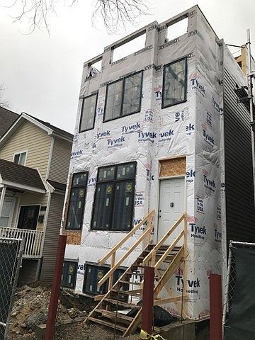 2nd image of 3004 N Hoyne Ave