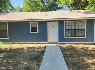 903 W 1st St, Cameron, TX 76520