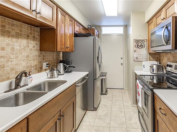 4th image of 700 Melrose Ave APT B22