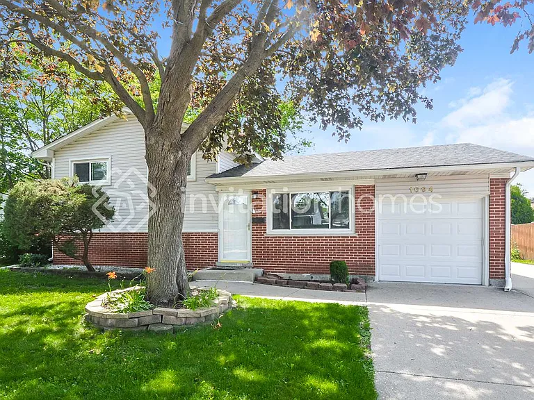 1694 Clifford St — Photo 1