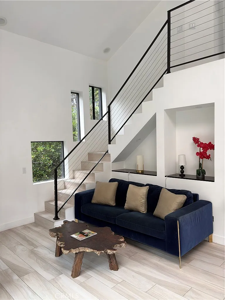 3 bed, 3.5 bath, 1829 sqft, $7,500 — Photo 2