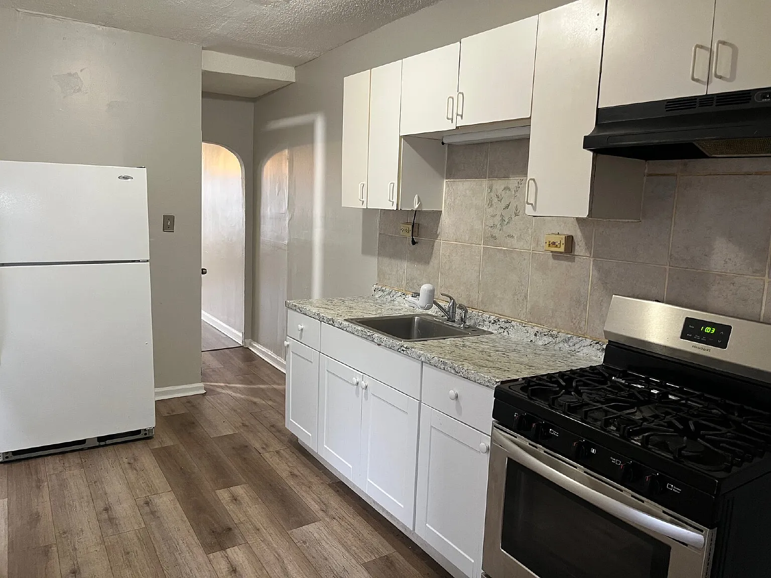 3 bed, 1.0 bath, 1118 sqft, $2,080 — Photo 3