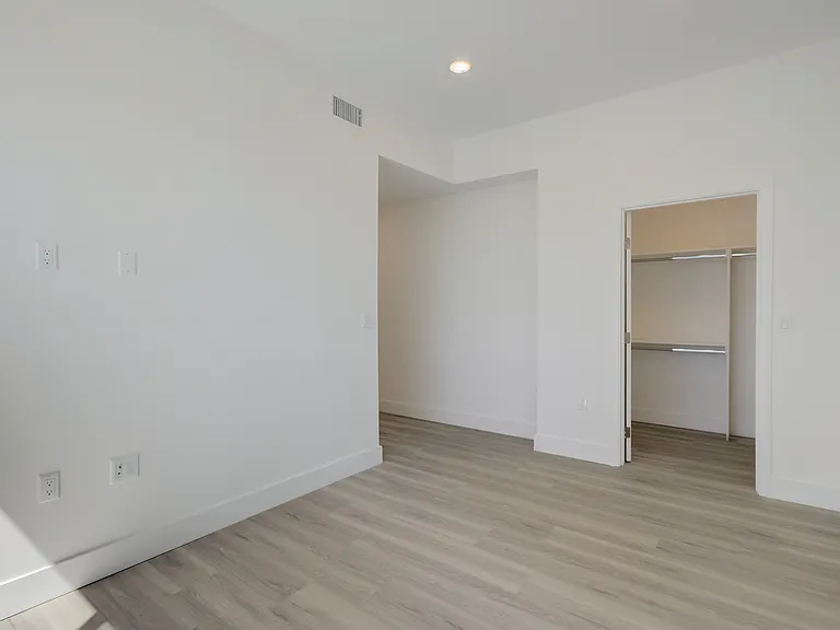 547 N Heliotrope Dr — Photo 4