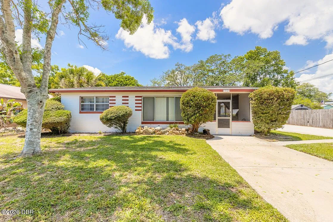 2 bed, 1.0 bath, 924 sqft, $1,795 — Photo 1