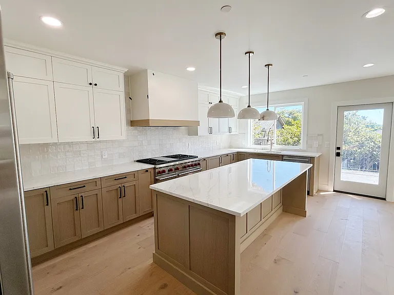 210 10th Ave — Photo 1