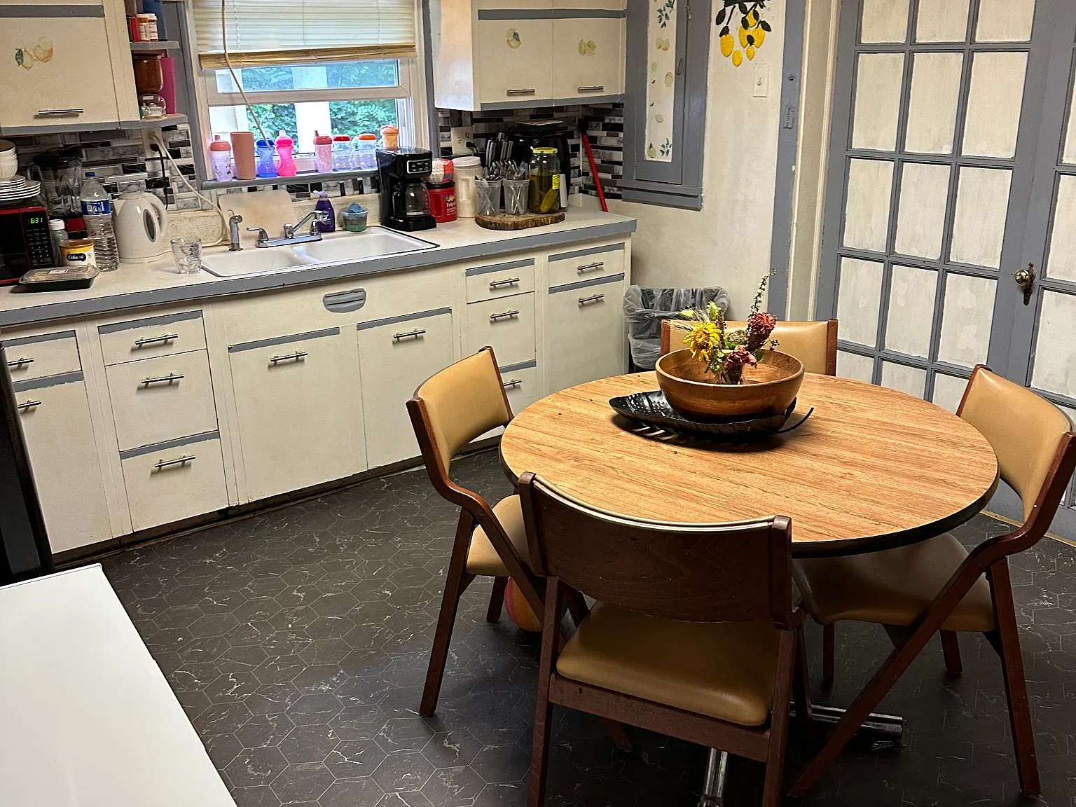 3 bed, 1600 sqft, $1,100 — Photo 2