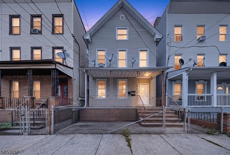 3 bed, 1.0 bath, $2,450 — Photo 1