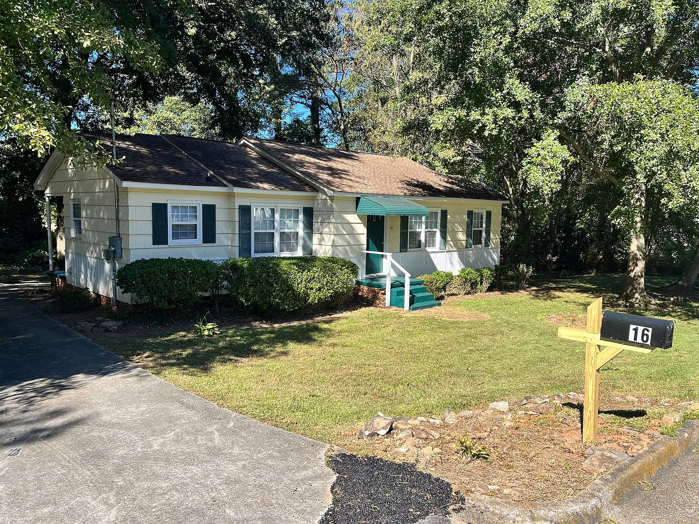 Wow! 3 bedroom, 1 bathroom property near Downtown Newnan! Must see! — Photo 2