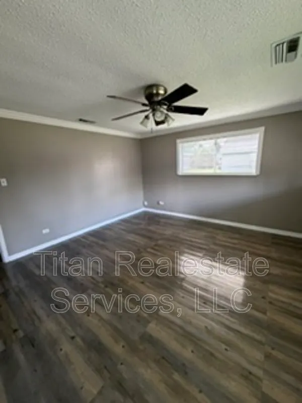 3 bed, 1.0 bath, 1300 sqft, $1,600 — Photo 3