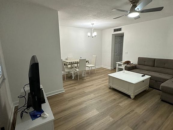 5th image of 4700 Cove Cir APT 107