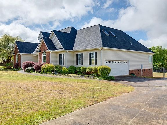 3rd image of 294 Southern Oaks Dr