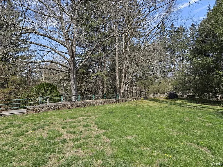165 Old Post Rd — Photo 16