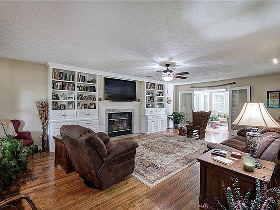 5th image of 338 E Valley Rd NE