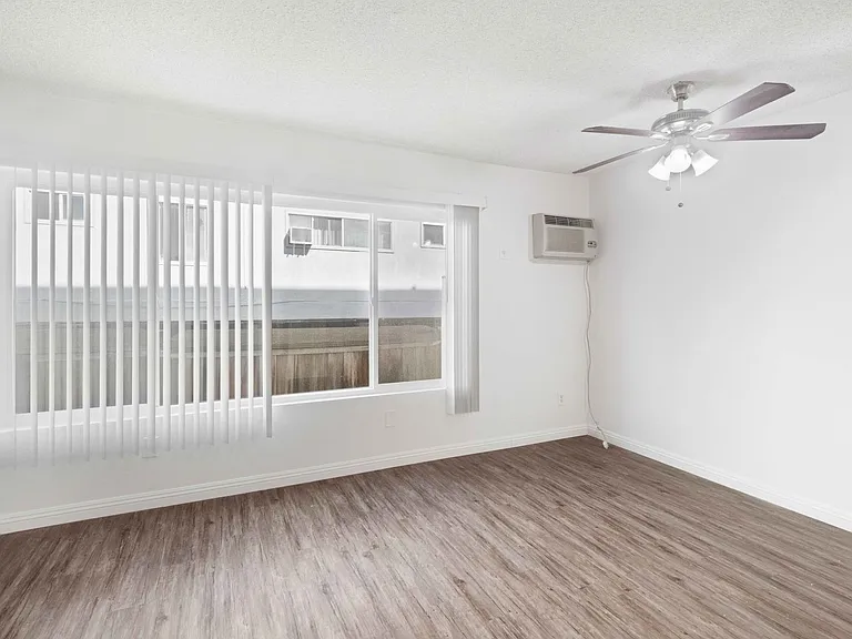 1847 Winona Blvd — Photo 16