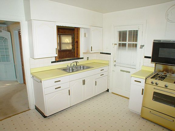 3rd image of 9401 Parkside Dr