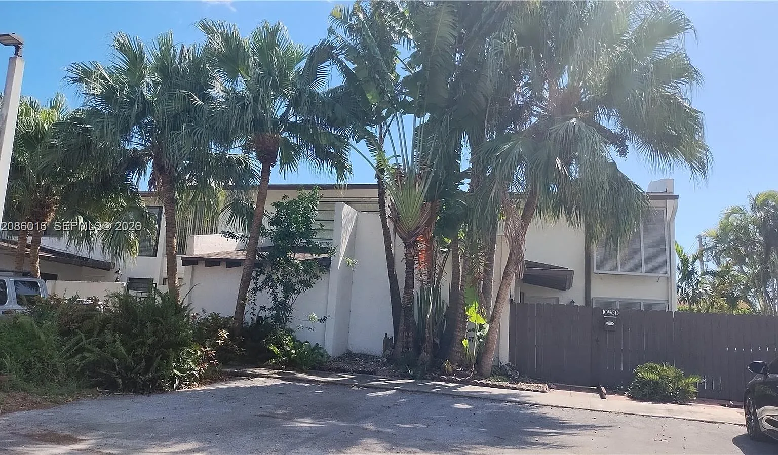 Snapper Creek Townhouse S — Photo 2