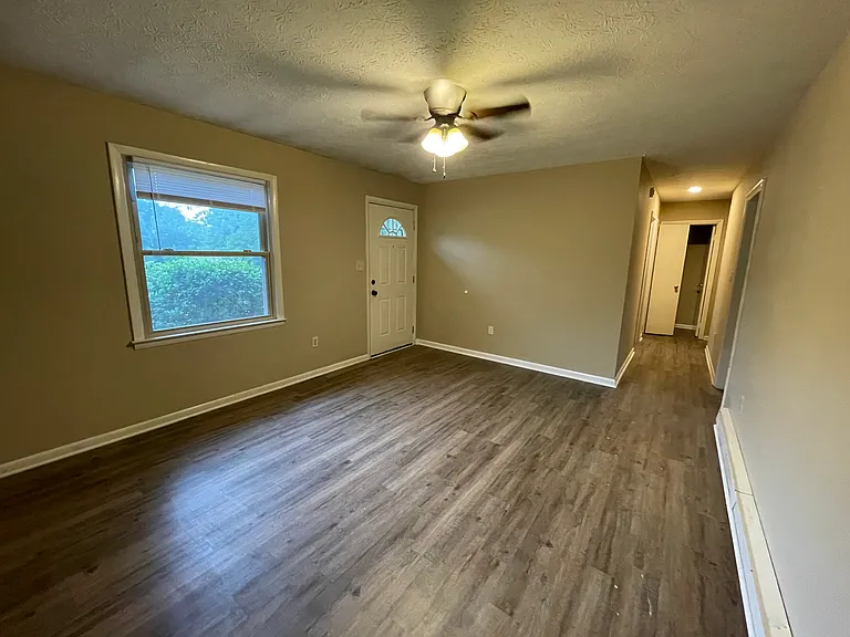411 Thames Way — Photo 2
