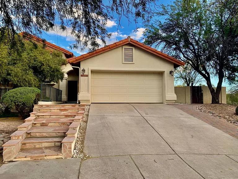7320 E Knollwood Dr — Photo 1