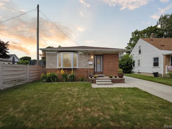 1092 Poplar Ct, Wyandotte, MI 48192