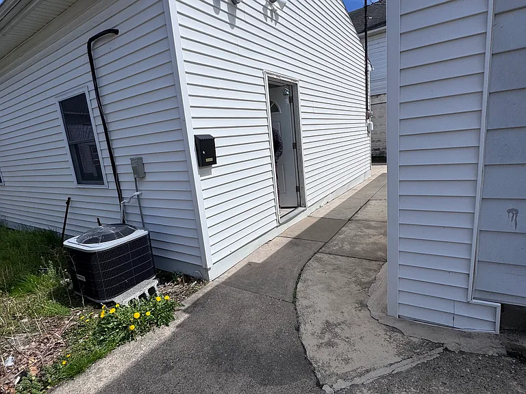 206 E 8th St — Photo 10