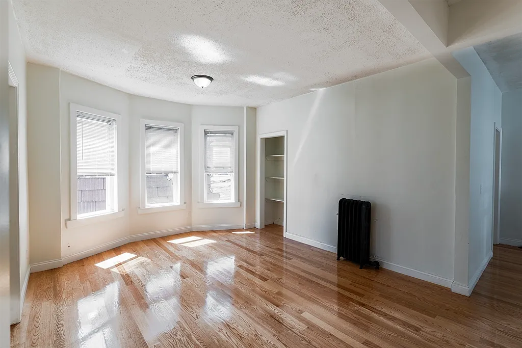 3 bed, 1.0 bath, 1075 sqft, $3,300 — Photo 2
