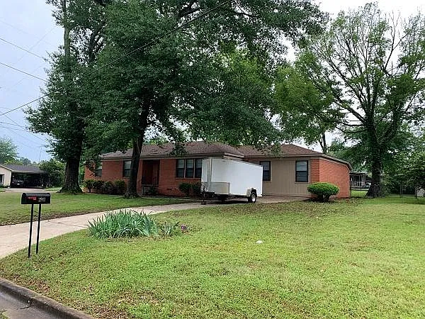 4 bed, 2.5 bath, 2285 sqft, $1,650 — Photo 2