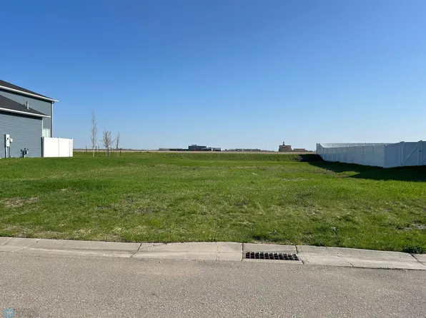 4276 Pine Pkwy S, Fargo, ND 58104