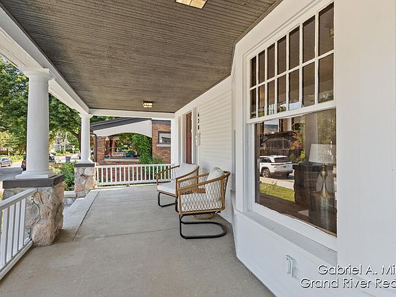 5th image of 438 Pleasant St SE