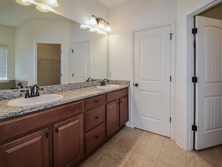 1369 Cloverbrook Cir — Photo 11