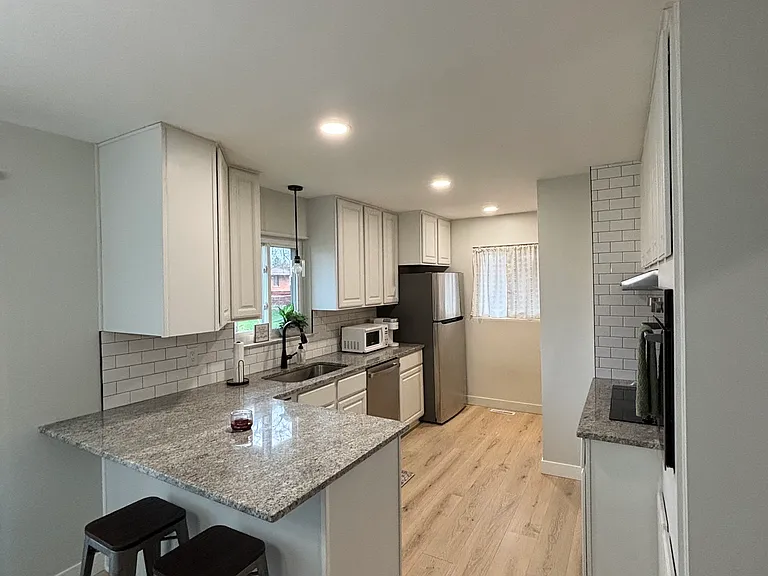 901 Briarwood Ln — Photo 4