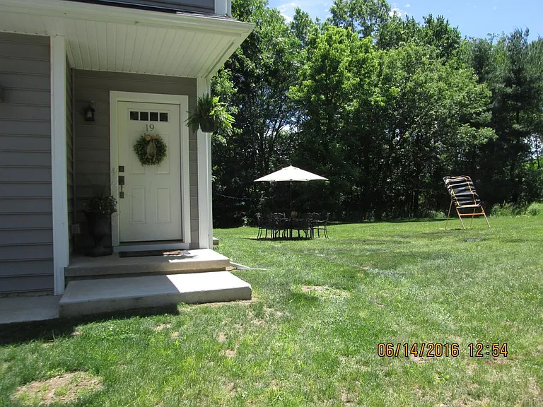19 Riverside Dr — Photo 32