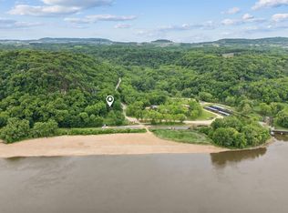 24722 Finleys Landing Rd, Sherrill, IA 52073