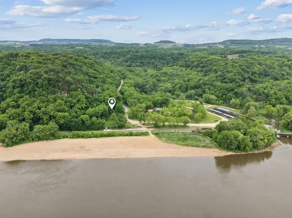 24722 Finleys Landing Rd, Sherrill, IA 52073