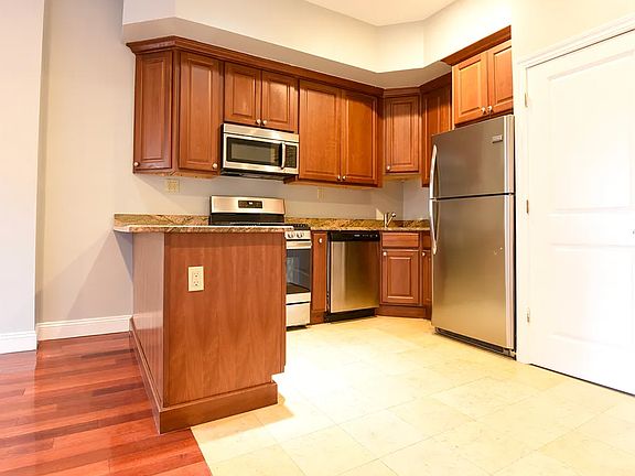 5th image of 606 Henry St #3B