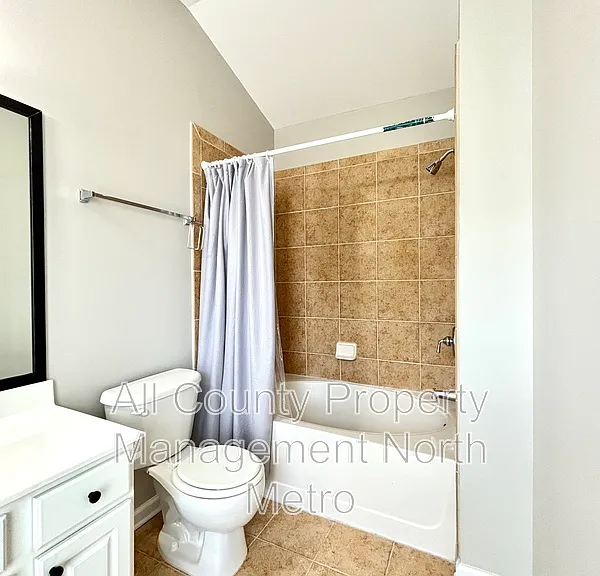 1033 Thornborough Dr — Photo 10
