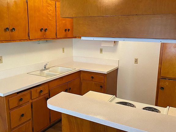 2nd image of 5852 Comstock Ave APT D