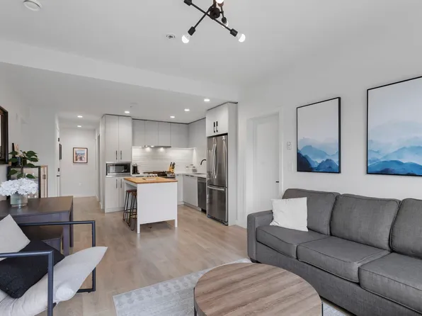 3018 Saint George St #301, Pt Moody, BC V3H 0L4