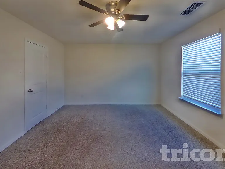 1933 Belmont Ln — Photo 14