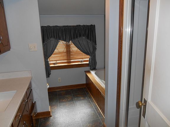 5th image of 523 Montgomery Ave