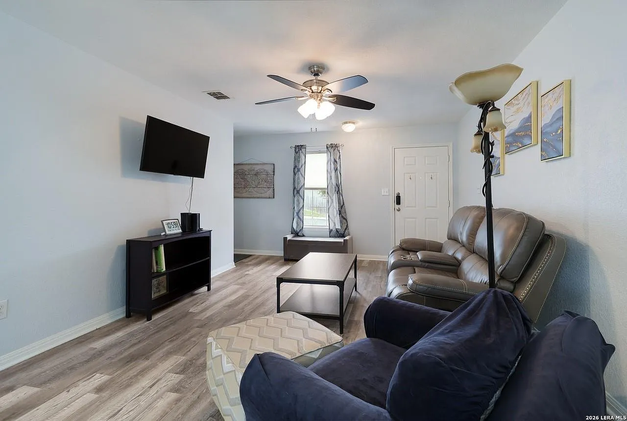 2 bed, 1.5 bath, 851 sqft, $1,050 — Photo 3