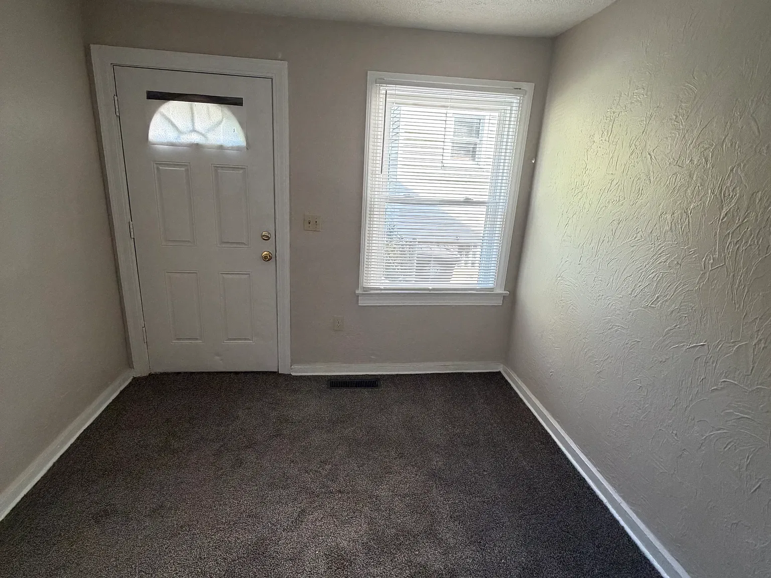 1 bed, 400 sqft, $695 — Photo 3